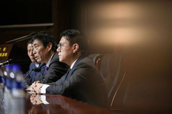 尼古拉斯;霍尔特曾在采访中表示，;野兽与琴关系是融洽的，但当琴被邪恶力量侵蚀后，他开始重新思考该如何面对琴，并因观念不同与X教授隔阂渐生